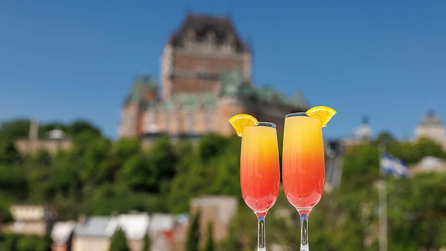 Québec City: Weekend River Brunch Cruise - An hour of brunch before the boat moves