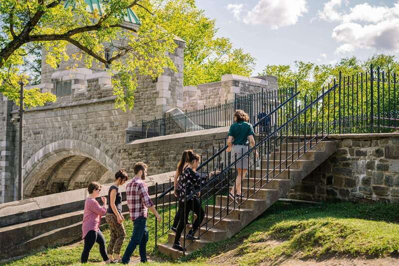Québec: Fortifications-of-Québec Guided Walking Tour - Entering a soldier’s casemate
