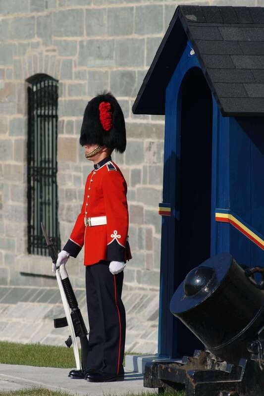 Quebec: La Citadelle de Québec Ticket and Guided Tour - Finding the ticket office at the top of the hill