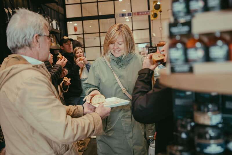 Quebec: Old Quebec City Food Tour with 10+ Local Tastings - Beclub and the pleasure of a changing route
