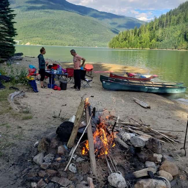 Revelstoke: Guided Canoe Tour with Snacks - Paddling through mountain country