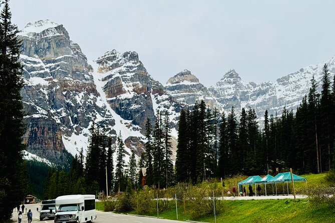 ShuttleBus 2way Banff to Lake Louise (1Hr) and Moraine Lake (1Hr) - One hour at Lake Louise