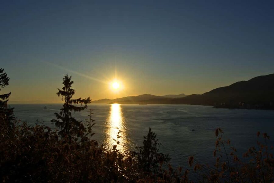 Sunset Bus Tour: Stanley Park & English Bay Photostops - A sunset introduction to Vancouver from Canada Place