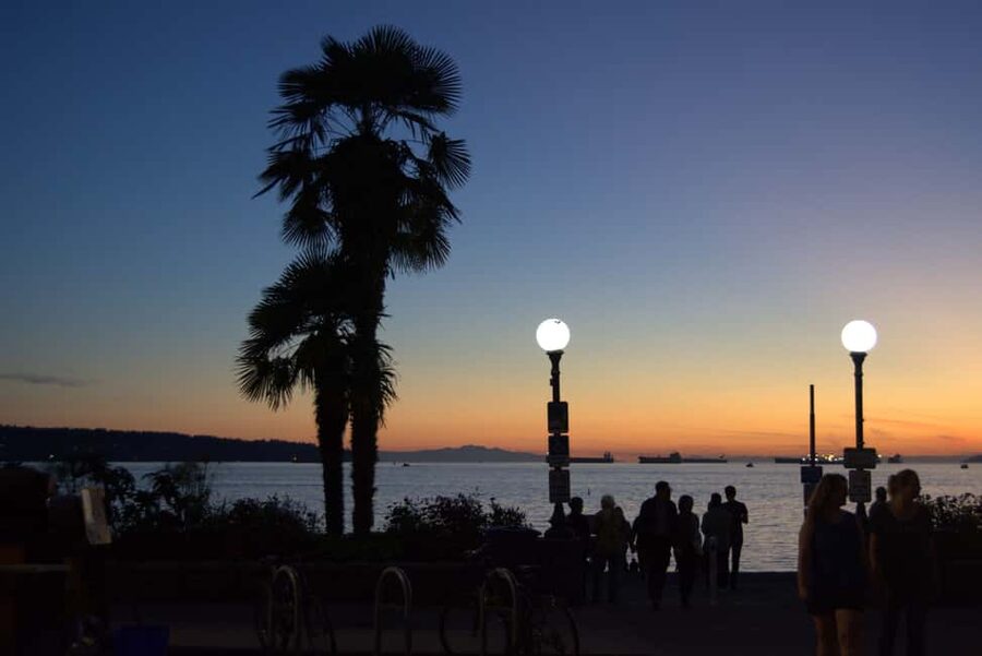 Sunset Bus Tour: Stanley Park & English Bay Photostops - Bridges, buildings, and the value of the moving commentary