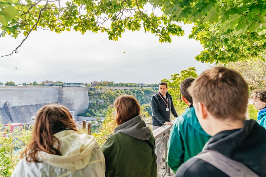 Toronto: Falls Day Tour with Boat Cruise & Niagara-the-Lake - Arriving at the Falls and choosing your view