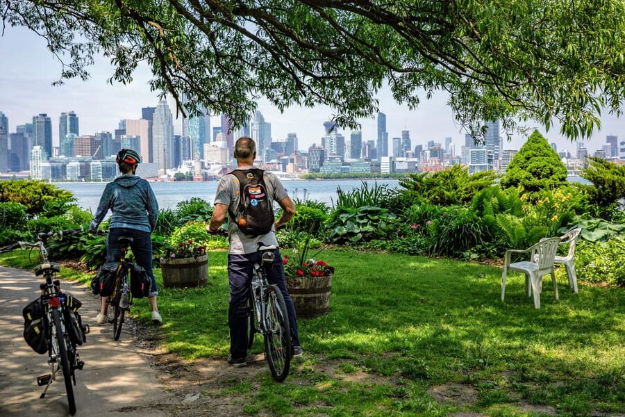 Toronto Islands: Sunrise Breakfast Bicycle Tour - Wards Island by bicycle