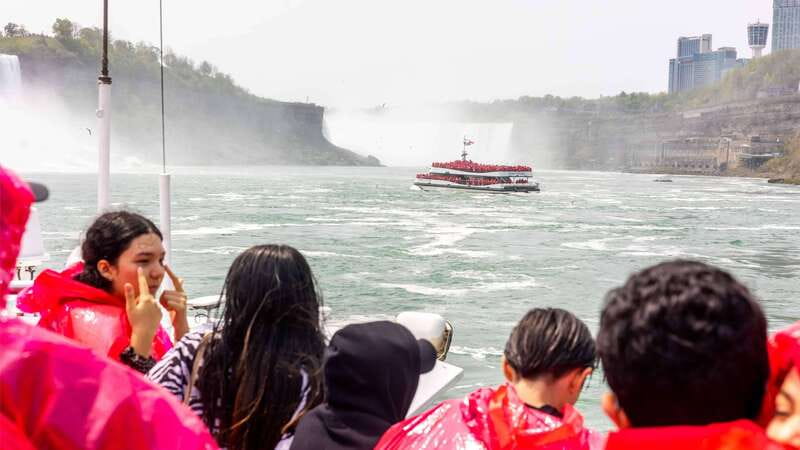Toronto: Niagara Falls, Boat Ride & Journey Behind the Falls - The guides make the packed schedule easier