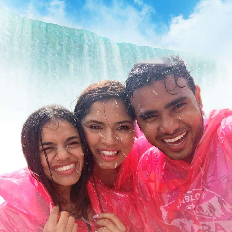 Toronto: Niagara Falls Bus Tour with Maple Tasting and NOTL - Maple syrup tasting with a Canadian flavor