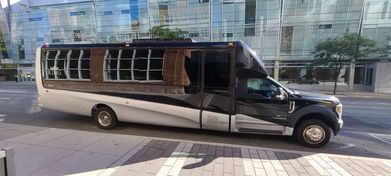 Toronto: Niagara Falls Bus Tour with Maple Tasting and NOTL - Meeting at Maple Leaf Square