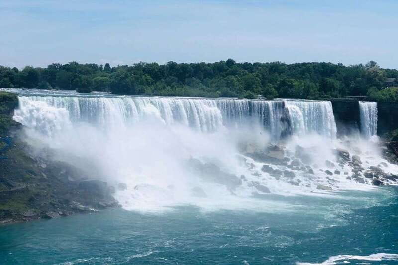 Toronto: Niagara Falls Tour with Boat and Lunch - The maple syrup tasting at Maple Leaf Place
