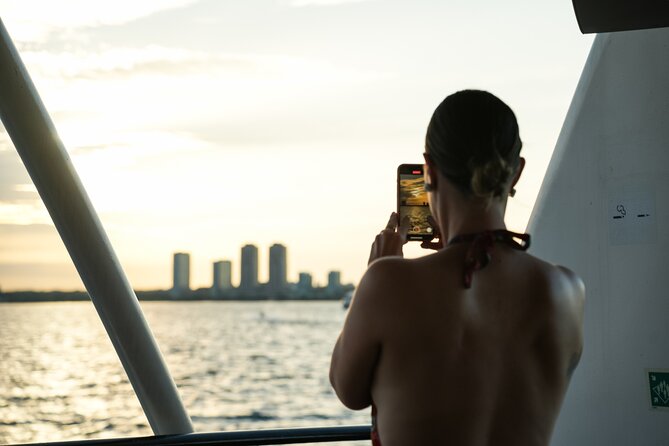 Toronto Premier Dinner Cruise on Odyssey in Toronto Harbour - Families, couples, birthdays, and solo diners
