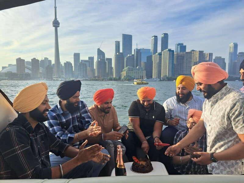 Toronto: Private Luxury Yacht Sightseeing Cruise & Prosecco - Western Harbour and the first skyline views