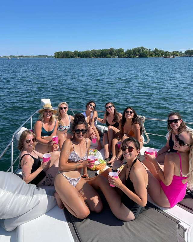 Toronto: Private Luxury Yacht Sightseeing Cruise & Prosecco - Hanlan’s Point and the Island Yacht Club