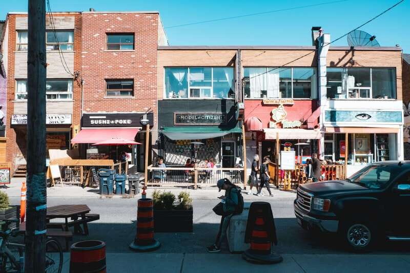 Toronto: Private Small Group City Tour with Local Guide - A fast introduction to a very spread-out city