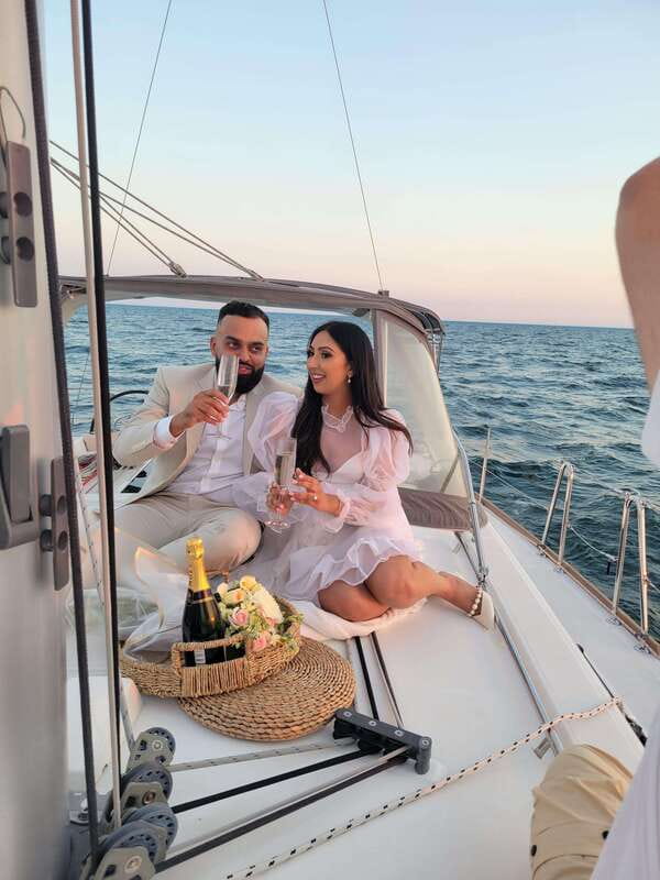Toronto: Sailing Yacht Cruise of Toronto Harbor and Islands - The optional Lake Ontario swim