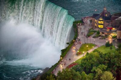 Toronto: Small-Group Niagara Falls Day Trip