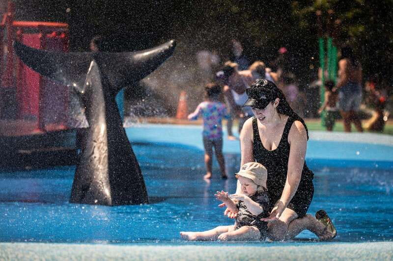 Toronto: Toronto Zoo Entry Ticket - Indoor pavilions help balance the outdoor areas