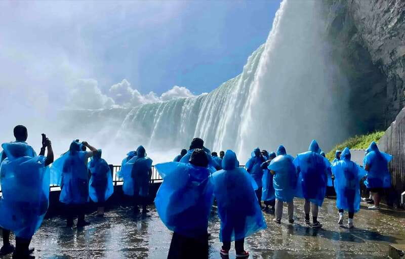 Toronto: Winter Niagara Falls Tour with Attractions Package - Maple Leaf Place and three flavors of maple syrup