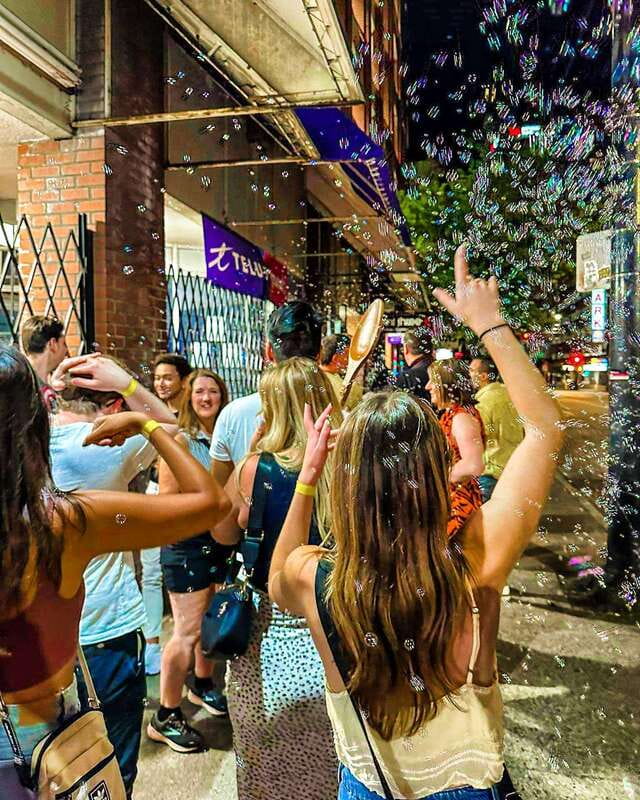 Vancouver: Gastown Pub Crawl - Free entry and line skipping in Gastown