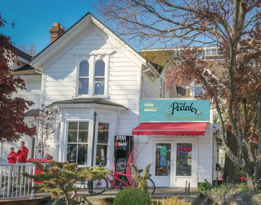 Victoria City Highlights Bike Tour - Castle Hoods & Legends - Standard bike or e-bike?