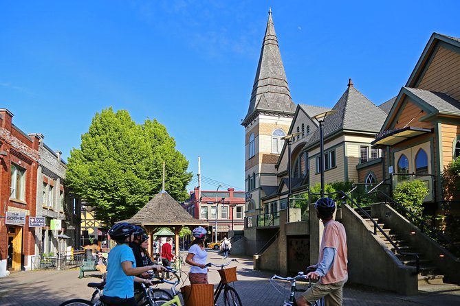 Victoria City Highlights Bike Tour for Cruise Guests - Beacon Hill Park and the towering totem pole
