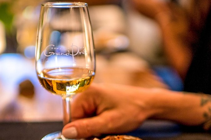 Wine Tour Wolfville Wine Tours in Nova Scotia- 6 Hours - Lunch with a Bay of Fundy view
