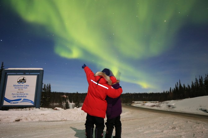 Yellowknife Tours - Aurora by bus - Yellowknife River: the moving finale