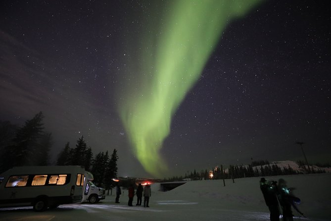 Yellowknife Tours - Aurora by bus - Prelude Lake: the first serious sky check