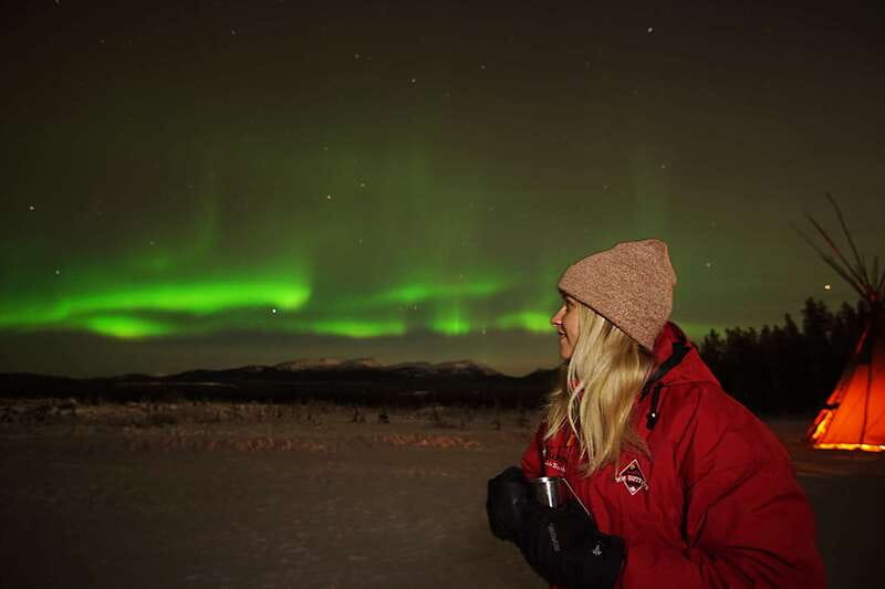 Yukon: Aurora Borealis Late Night Viewing Tour - Hot drinks, snacks, and time outdoors